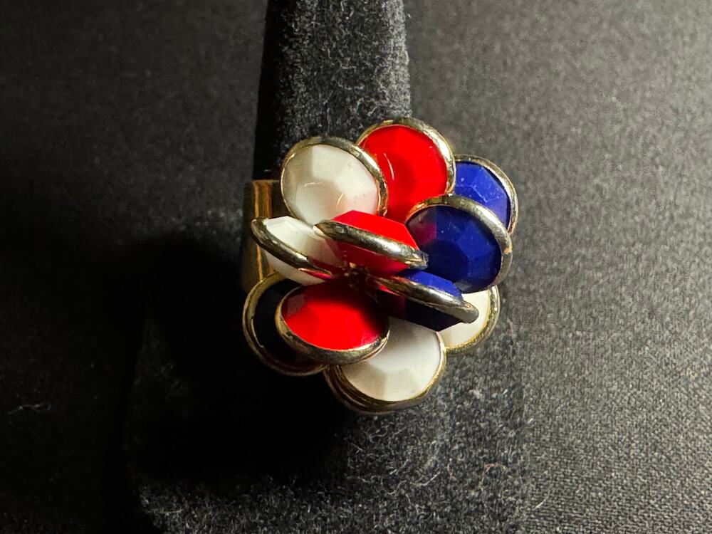 Vintage Patriotic Theme Floral Ring Cabochons in Gold Tone Ring